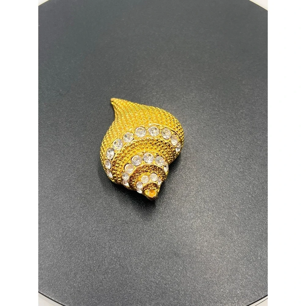 Kenneth Jay Lane KJL Conch Seashell Rhinestone Gold Tone Shell‎ Brooch Pendant